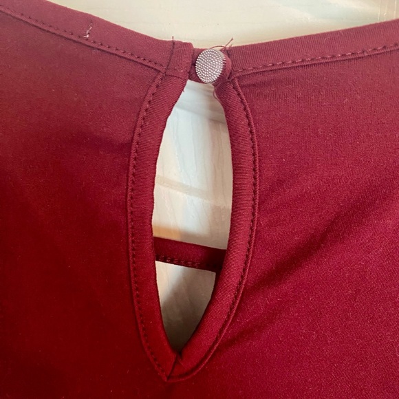 Maurices Women’s Top Shirt Flutter Sleeves Burgundy Red White Flowers Medium M - Picture 5 of 6